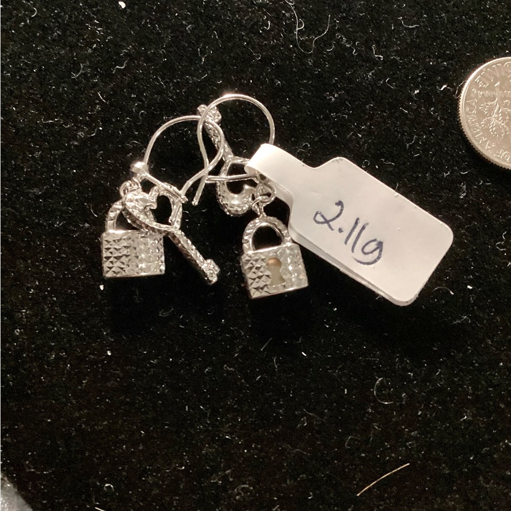 18K White Gold Lock and Key Design - Picture 6 of 9